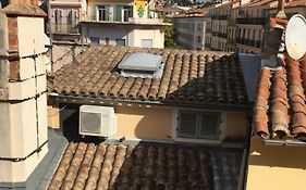 Au cœur du vieux Toulon au calme appartement rénové climatisé confortable étage élevé avec ascenseur proche parking et toutes commodités